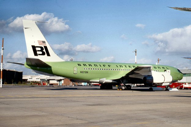 Braniff Boeing 707-138